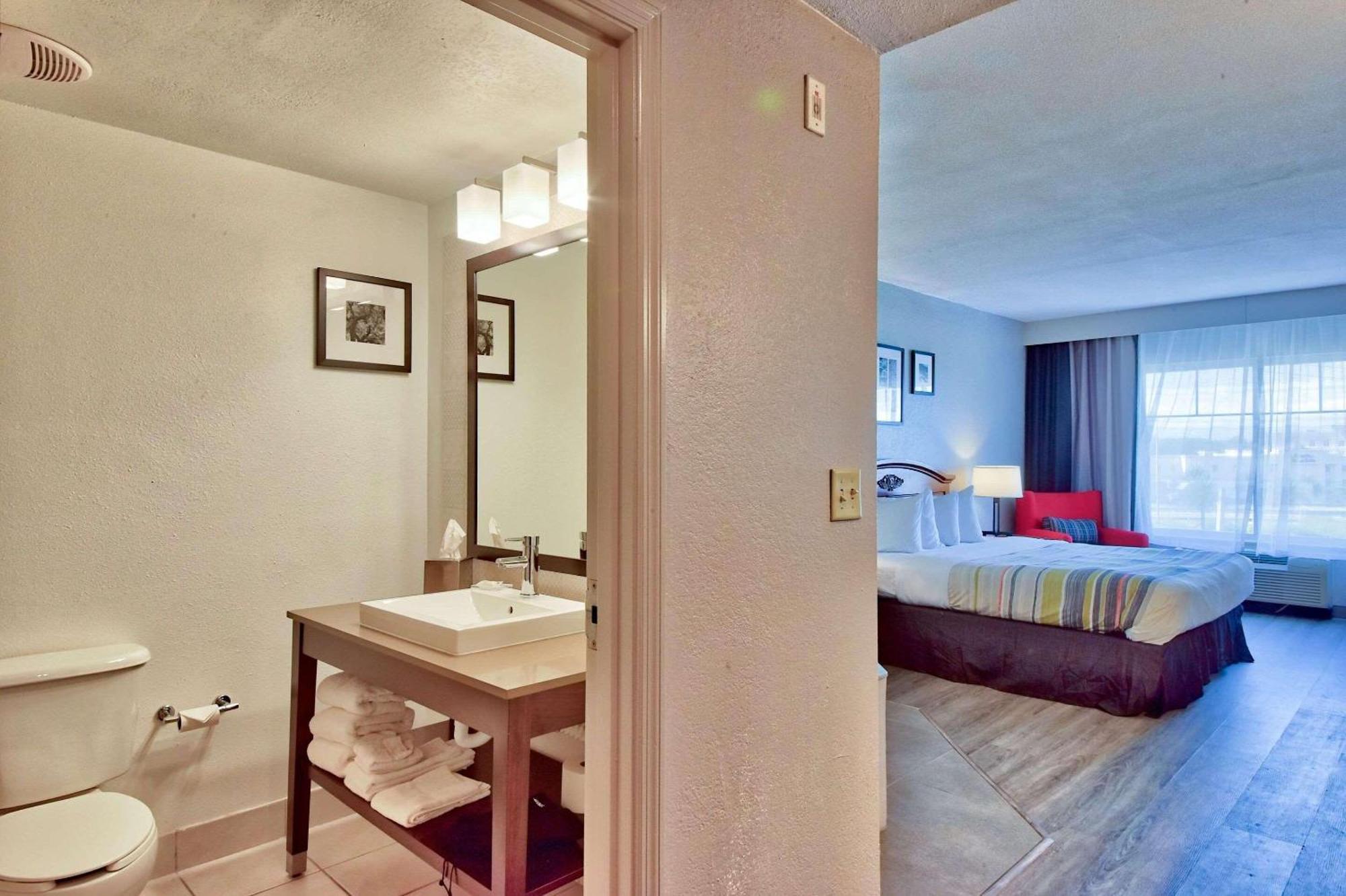 Country & By Radisson Southwest Hotel