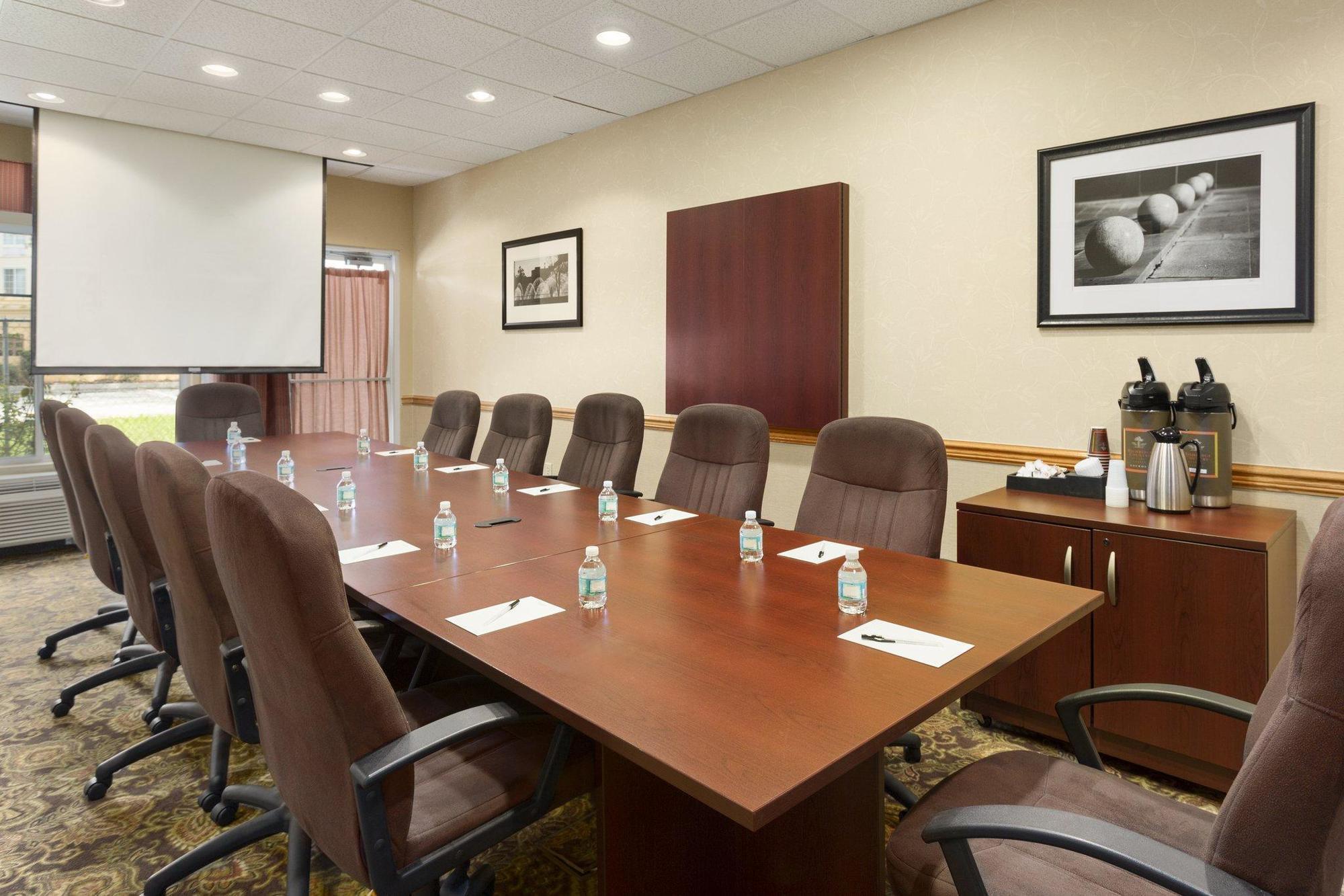 Country & By Radisson Southwest Hotel