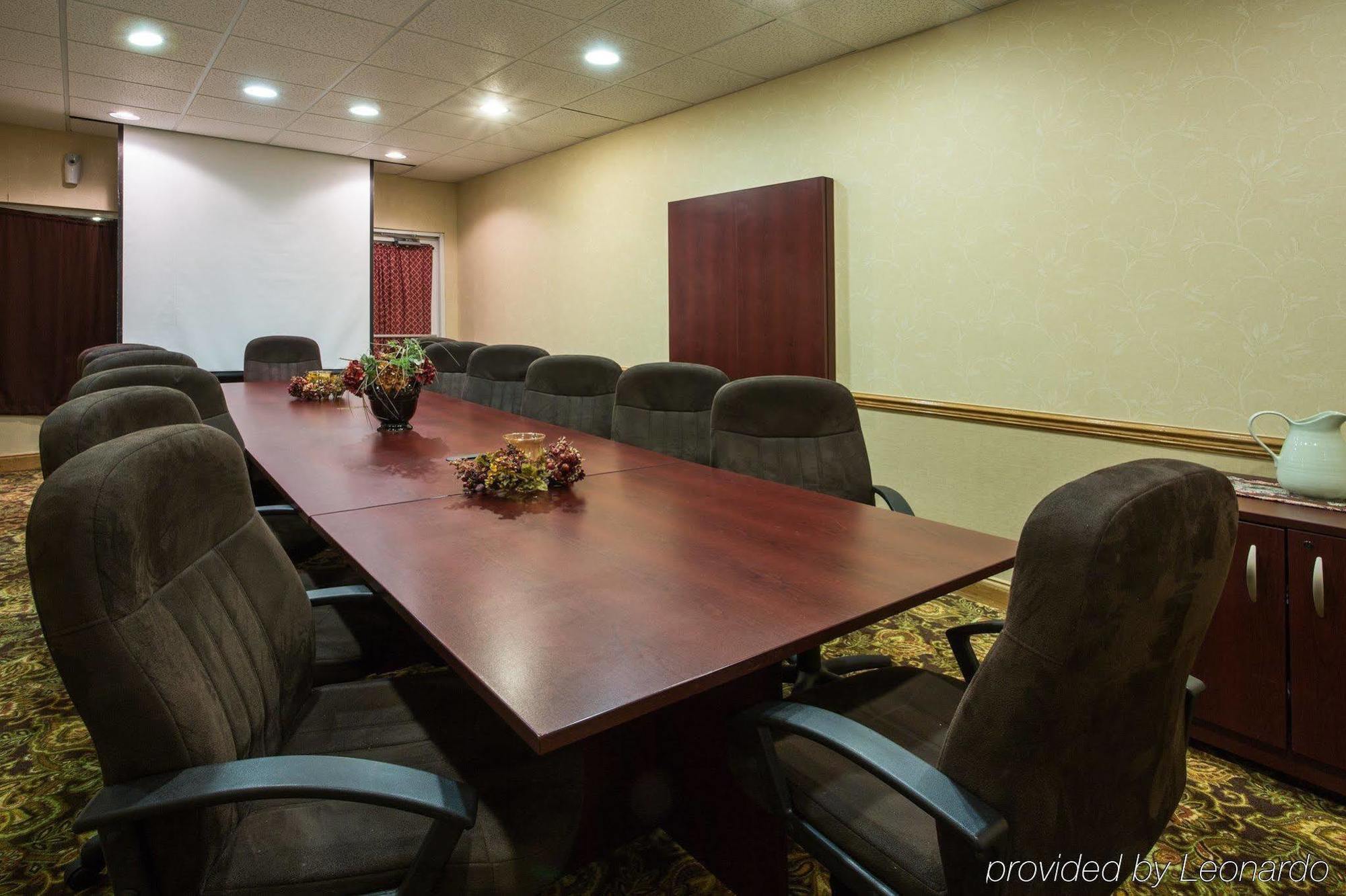 Country & By Radisson Southwest Hotel