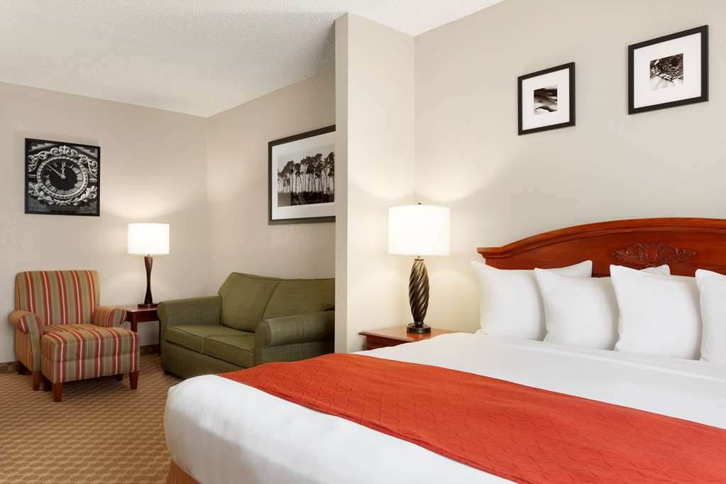 Country & By Radisson Southwest Hotel