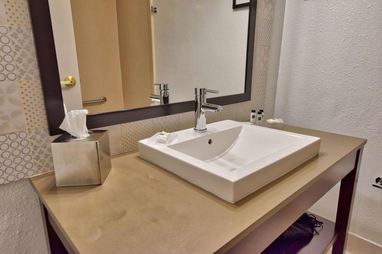 Country & By Radisson Southwest Hotel