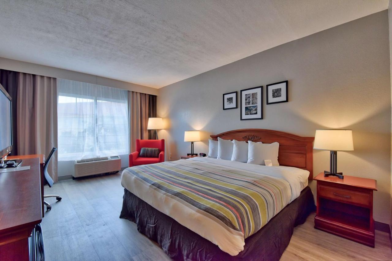 Country & By Radisson Southwest Hotel